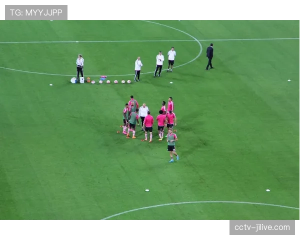 现场:门兴球迷高举“控球无用,进球至上”标语,回应近期球队风格争议 现场:门兴球迷高举“控球无用,进球至上”标语,回应近期球队风格争议